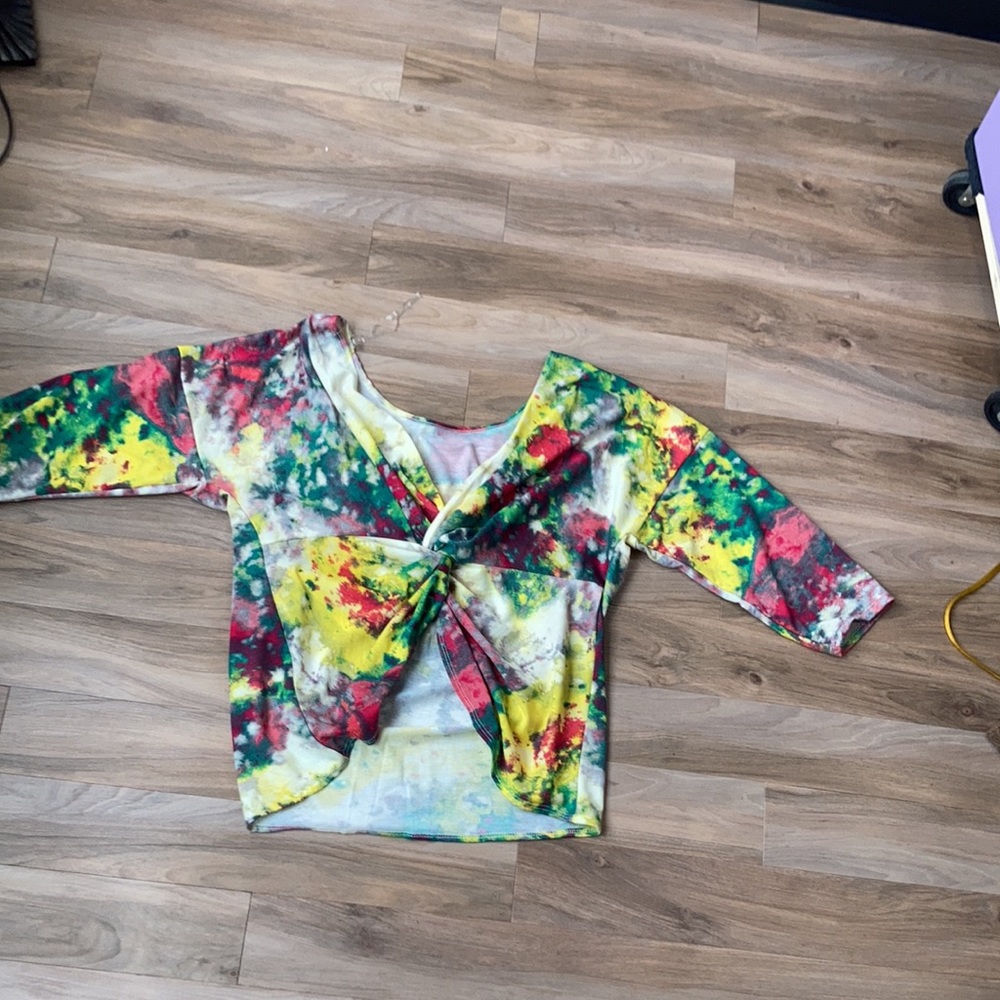 Arabella top twist back bright tie dye like print top size 2X - Picture 11 of 17